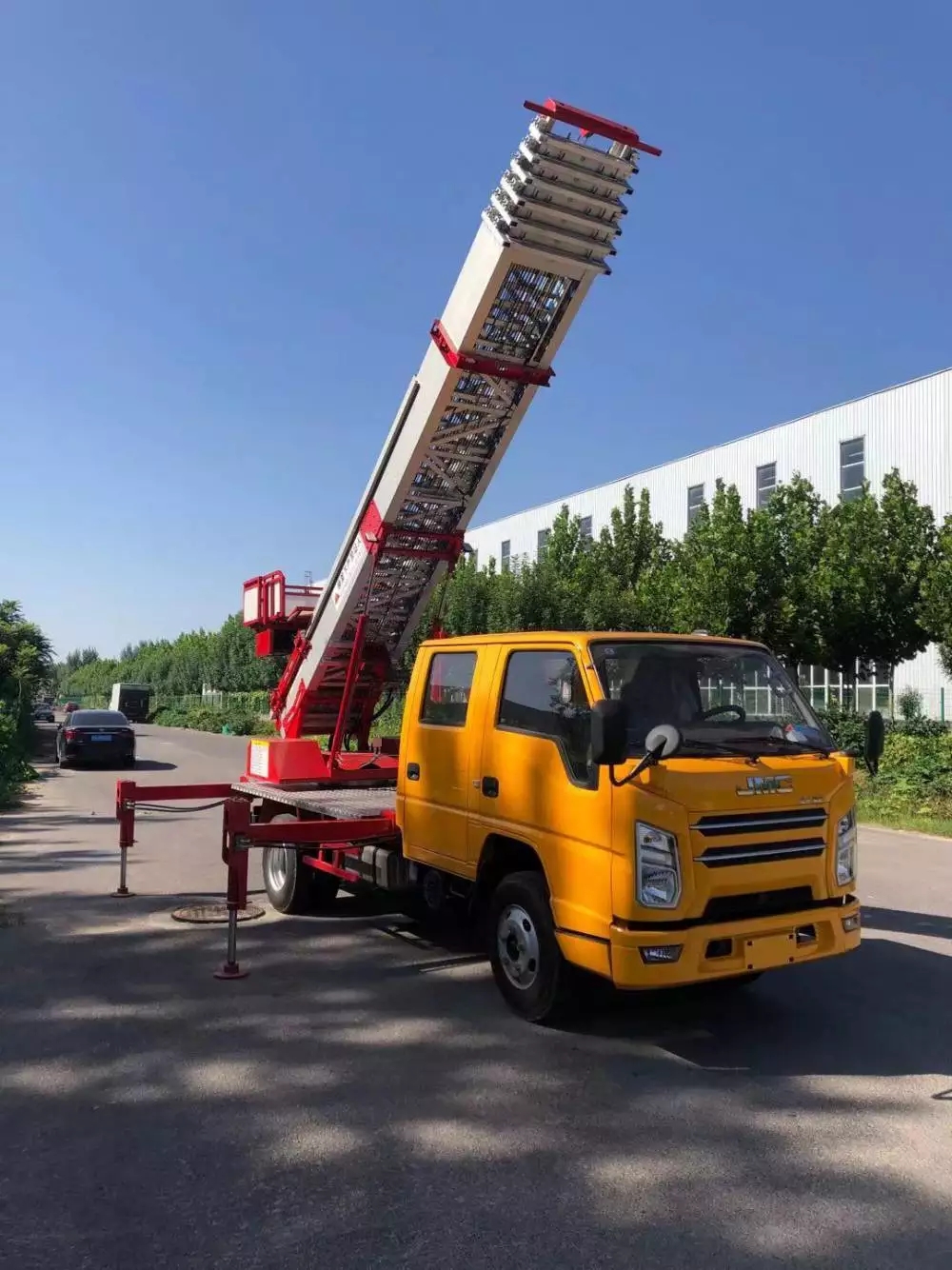 沭阳县附近的云梯车出租服务：轻松解决高空作业需求